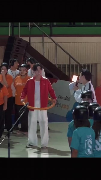 di naman ganon mag hula hoop || credits to the owner of the vid !! #perth #perthtanapon #perthppe #perthsanta #thai #gmmtv #fyp #foryou #foryoupage