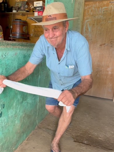 O Tião faz tudo, menos perder venda... Ele passa o pano e ainda passa o cartão. ✅ O Tap da InfinitePay é compatível com celulares com NFC Android 10 ou iPhone XS ou superior. #influ #empreendedor #InfinitePay #collab