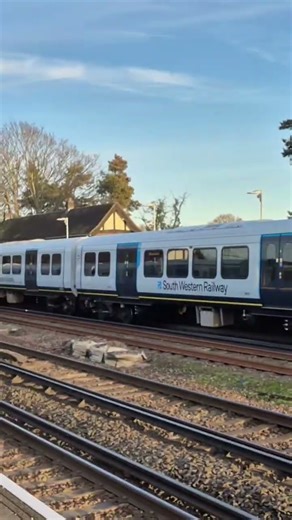 450006 and 450015 passes Byfleet and New Haw for London Waterloo
