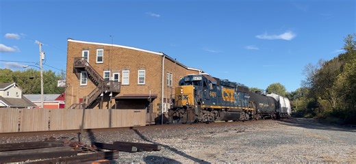 CSX - Past and Present | L320 with CSX GP40-2 6476 at Warwick, OH on 10/13/25 | Facebook