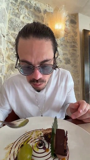 Château Eza, Èze, Francia! ⭐ 🇫🇷 Con este termina la serie Michelin de Francia, mi parte favorita del viaje fue conocer ciudades nuevas con el pretexto de ir por un restaurante. Esta ciudad en especial me fascinó, es para ir una o dos horas, pero es preciosa. De la comida, a mí alguien me recomendó como la mejor comida de su vida, el restaurante de dos estrellas de este mismo Chateau, se llama Chevre dOr pero esta cerrado, y dimos con este, que fue una grata sorpresa, se me hizo espectacular to