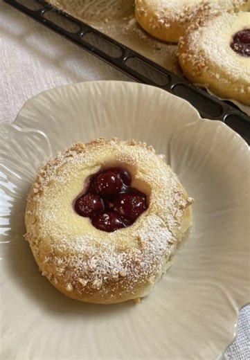 Watruschki mit Sauerkirschen 🇩🇪 Zutaten Für den Teig: 400 g Mehl 200 ml lauwarme Milch 60 g Zucker 1 Ei 70 g weiche Butter 10 g Trockenhefe 1 Prise Salz Für die Kirschgrütze: 1 Glas Sauerkirschen (680 g) 25 g Speisestärke ½ TL Zimt Optional: 2–3 EL Zucker (Zucker am besten erst nach dem Aufkochen einrühren) Von der Kirschgrütze bleibt einiges übrig. Ihr könnt sie nach Belieben anderweitig verwenden, zum Beispiel für Waffeln. Für die Füllung: 250 g Quark (40 %) 30 g Zucker 1 Ei 25 g Speisestärk