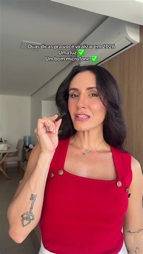 🎤 Microfone sem fio duplo com cancelamento de ruído pra gravar vídeos com áudio profissional Se você grava conteúdo e quer sair do áudio amador, esse microfone resolve: ✔️ 2 microfones (perfeito pra entrevistas ou gravação em dupla) ✔️ Conexão direta no celular (plug and play, sem complicação) ✔️ Estojo carregador portátil ✔️ Pelinho corta-vento pra gravação externa ✔️ Cancelamento de ruído que deixa sua voz limpa e clara 💁🏻‍♀️ Ideal pra gravar vídeos, reels, TikTok, aulas, entrevistas e cont