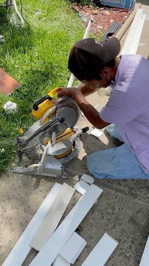 Gilmartexano on Instagram: "Me diz aí qual a nota vc daria pra esse trabalho #piso #pisovinilico #pisolaminado #madeinnigeria #casa #reformation #reforma #reformas #casanova #decoration #baseboards #trim #trimwork #laminateflooring #florin #work #wood"