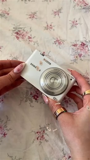 Digicam Vintage on Instagram: "📸 Samsung MV900F White 🤍 🤍 16.3 Megapixel BSI CMOS Sensor – clear photos in varied lighting 📷 🤍 5× Optical Zoom Lens (≈25–125mm eq.) 🤍 Full HD Video Recording (1920×1080 @ 30fps) 🎥 🤍 3.3″ AMOLED Flip-Up Touchscreen – great for selfies & creative angles 🤍 Optical Image Stabilization – steadier shots 🤍 Built-in Wi-Fi – easy wireless sharing 🤍 ISO 100–3200 (auto & manual ranges) 🤍 Built-in Flash 🤍 Supports microSD / microSDHC / microSDXC cards 🤍 Gesture 