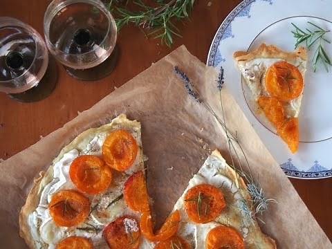 Rezept - Flammkuchen mit karamellisierten Aprikosen, Ziegenfrischkäse, Rosmarin und Honig