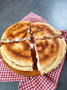 senza lievito, senza forno! d'estate la preparo in mille gusti! La mia focaccia in padella non mi delude mai 🥣Ingredienti 300 g di farina tipo 0 (con proteine non superiori a 11 g) 100 g di acqua frizzante 100 g di yogurt greco 5 g di sale 3 g di bicarbonato per farcire : 250 g di ricotta, 200 g di provola affumicata, 150 g di mortadella ‼️la padella è diametro 30 cm, il fuoco va tenuto a fiamma medio bassa | In cucina con Paolina
