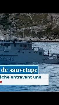 Opération de sauvetage d'un filet de pêche entravant une épave d'avion