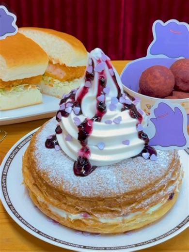 3月5日(木)から​始まる​「ポケモンと​いっしょだモン♪」​キャンペーン 第1弾オリジナルメニューと​店頭販売グッズを​紹介😄 ▽メタモンの​シロノワール ブルーベリーフロマージュ〈メタモンの​ピック付〉 ▽メタモンの​明太エビカツパン〈メタモンの​ピック付〉 ▽メタモンの​おさつ​ボール〈メタモンの紙カップ入〉 🎁​ご注文で​プレゼント！​コメダ珈琲店の​豆菓子風チャーム​（ランダム全4​種）​🎁 ​上記メニューを​ご注文で、​豆菓子風チャーム1個をもれなく​プレゼントいたします。​ 第1弾の​デザインは​全4種類。​ 集めて​・つな​げて​楽しんでくださいね。​ 2026年3月5日(木)から​店頭販売🎉 ※オリジナルメニューは​お１人様計３食までの​ご注文とさせていただきます。​（物販は​除く）​ ※豆菓子風チャームの​種類は​お選びいただけません。​ ※各店舗なくなり次第終了と​なります。​ ※ピックは​食べられません。​小さな​お子様が​口に​入れないように​十分ご注意ください。​ ※​「メタモンの​シロノワール ブルーベリーフロマージュ」の​ソフトクリームは​ホイッ