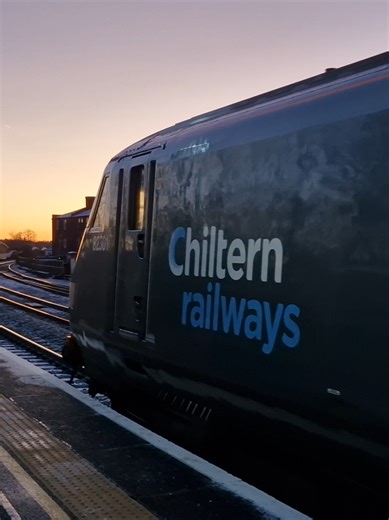 Not long left for these Chiltern Mk3s now. 68008 'Avenger' propelling the 1H17 Birmingham Moor Street to London Marylebone out of Leamington Spa this morning, with DVT 82301 leading. #class68 #trainspotting #railways #sunrise #fyp @chilternrailways