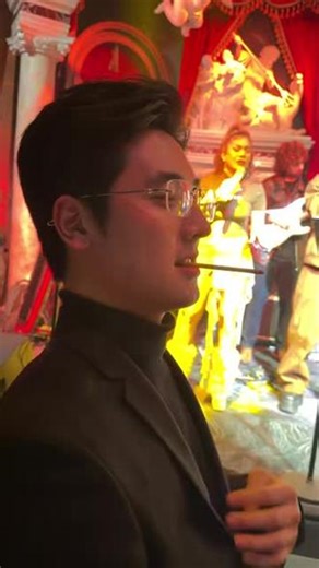 #Mint #音乐现场 #现场演唱 红黄光影裹着欧式穹顶，唇刷落定的瞬间，故事就开始了