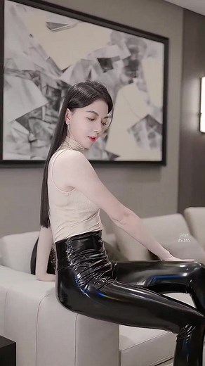 Exploring Shiny Leggings: Fashion Trends and Tips