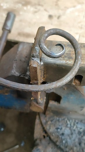 the welder's secret of bending iron manually | Welderman