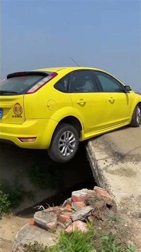 A Female Intern Driver Encountered Two Cars On A Narrow Road #automobile #drivingreview