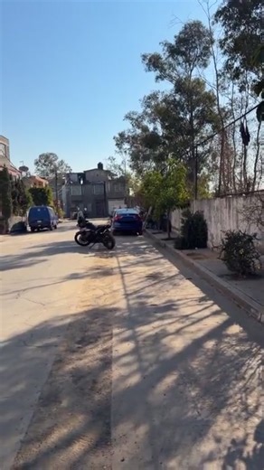 🛑ABANDONA EL AUTO EN NEZA Y LE QUITA LAS PLACAS.. Este es un intento más de evadir la justicia por parte del responsable de atropellar al motociclista en Iztapalapa, quien como sabemos no se detuvo pese a qué la víctima se encontraba debajo del auto. | Denuncia Ciudadana Mex.