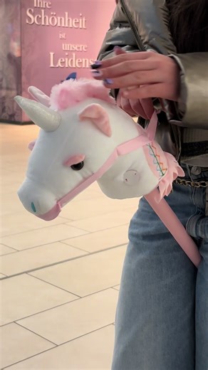 Mein Pferd ist so schnell Leute 😘 #hobbyhorsing #pferd #lustig #troll