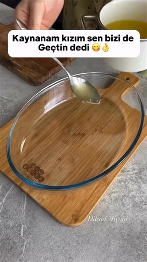 Kolay Tarifler on Instagram: "BU BÖREKLE HERKESİ ŞAŞIRTIN ÇITIR ÇITIR YAPIMI AŞIRI KOLAY EL AÇMASI KIYMALI BÖREK TARİFİ✔ @biyologanne_mutfakta Gerekli Malzemeler Hamur için: 5 su bardağı un 2 su bardağı su 1 çay kaşığı kuru maya 1 silme yemek kaşığı tuz 100 gr tereyağı 100 ml sıvı yağ İç dolgusu için: 500 gr orta yağlı kıyma 2 adet kuru soğan Maydanoz (veya farklı yeşillikler) Kekik Tuz Karabiber Pulbiber"