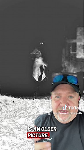 Captured just steps from someone’s home, this chilling image shows an alleged 8-foot-tall Bigfoot gripping a coyote by the throat—blurring the line between legend and a terrifying reality far too close for comfort. Often described as a peaceful, elusive forest dweller, this moment paints a much darker picture of Sasquatch as a powerful, territorial predator capable of sudden violence. If this creature is willing to come this close to human property and display this level of aggression, what does