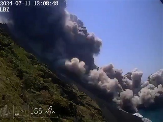 🌋 VOLCANS 🌋 🔸Ça ressemble à quoi une coulée pyroclastique ? Et tout d'abord, c'est quoi ? • Une coulée pyroclastique est mélange à très haute température (plusieurs centaines de degrés C°), de gaz, de vapeur d'eau et de particules solides (fragments de lave, de scories, de lithiques, de ponces...) qui s'écoule à très grande vitesse (plusieurs centaines de km/h) proche du sol, soumis à la gravité et guidé par la topographie environnante. Évidemment, c'est mortel. Cette vidéo 🎥 est issue du La