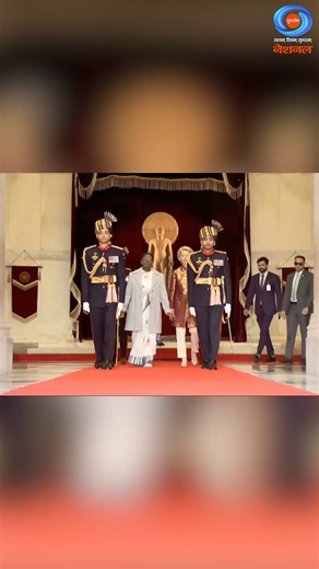 77वें गणतंत्र दिवस समारोह में महामहिम राष्ट्रपति द्रौपदी मुर्मु का कर्तव्य पथ के सलामी मंच पर पारंपरिक बग्गी में आगमन हुआ, और उनके साथ मुख्य अतिथि European Council के अध्यक्ष एच.ई. एंटोनियो लुईस सैंटोस दा कोस्टा तथा European Commission की अध्यक्ष एच.ई. उर्सुला वॉन डेर लेयेन भी मौजूद है। गणतंत्र दिवस की परेड में राष्ट्रपति की बग्गी भारत के समृद्ध इतिहास और संस्कृति का प्रतीक है। President of India Narendra Modi António Costa #77thRepublicDay #RDParadeOnlyOnDD #WatchRD2026OnDD #RepublicDay #Republ