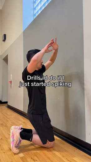 Just started spiking? Try these drills 📈 The main focuses are separating each part of the spiking sequence and engraining the movement within the spiking sequence. This means getting distance between the hips and shoulder (for example) and learning to move one while keeping another patient (move hips, keep shoulders back). These first two drills help with that. You can also use a band to assist the patient arm by holding on to it and having it gently pull your arm back as you rotate your torso 