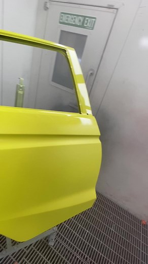 Satisfying Car Spray Painting with Clear Coat Application