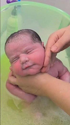 How to Bathe a Newborn Baby Safely 🛁💧 (Must Watch) #babycare #baby #youtubeshorts