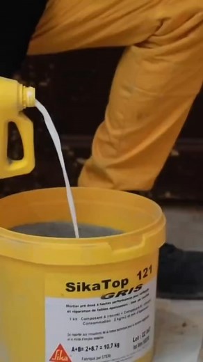 Je suis Houichi Sofien, votre expert en solutions d'étanchéité et de réparation. Aujourd’hui, je vous présente SikaTop®-121 Surfaçage, un mortier bicomposant prêt à l’emploi, idéal pour le surfaçage fin et les réparations. Composé d'une résine en émulsion (Composant A) et d’un mélange ciment charges spéciales (Composant B), ce produit se distingue par sa maniabilité exceptionnelle, sa consistance thixotrope, et sa montée en résistance rapide. Facile à préparer, simple à appliquer, et disponible