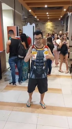 Igor Laiune Santos on Instagram: "Tô gravando... O poder do voto no @burgerkingbr #burguerking #burguerking🍔🍟 #burguerlovers #burguerkingbrasil #bklovers #bklover #bkbrasil #batatafrita🍟 #nhacnhac #nhacnhacnhac #nhac"