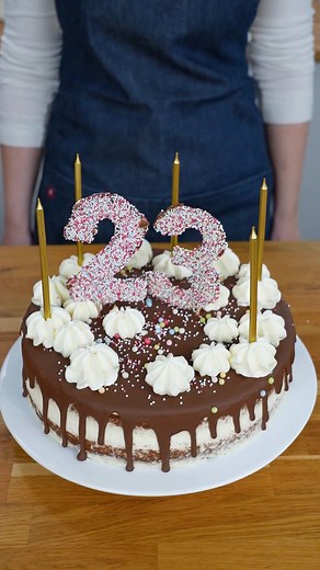 Geburtstagstorte backen 💪🏻🫶🏻 Für die Springform (Ø 26 cm) Backpapier Holzspieße Geburtstags-Kerzen Zutaten Für die Springform (Ø 26 cm) Biskuitteig 50 g Butter 4 Eier (Größe M) 150 g Zucker 1 Pck. Dr. Oetker Vanillin-Zucker 1 Pr. Salz 1 Pck. Dr. Oetker Finesse Geriebene Zitronenschale 150 g Weizenmehl 25 g Dr. Oetker Gustin Feine Speisestärke 2 gestr. TL Dr. Oetker Original Backin Zum Bestreichen etwa 2 EL Himbeerkonfitüre Sahnecreme 600 g kalte Schlagsahne 2 Btl. Dr. Oetker Gelatine fix 250