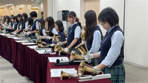 【公式】聖セシリア女子中学校・高等学校 on Instagram: "* 湘南モールフィルにて 聖セシリアと栄光学園でコラボ発表会を開催♪ セシリアからは ハンドベル部、家庭科部、ギター・マンドリン部、生徒会 栄光学園からは ジャグリング同好会、器械体操部、ダブルダッチ部 が参加しました。 サプライズで顧問の先生たちによる演奏もあり 生徒たちはいつもと違う先生たちの姿を見れて大喜び👏 発表会だけではなく体験会の時間も設け モールに来ていたたくさんのお客さんとの交流もできました！ 女子校らしい優しく柔らかい演奏と 男子校ならではのパワフルな演技に 会場中が大盛り上がりで大盛況に終わりました✨ * #聖セシリア女子中学校高等学校 #セシリア #中学校 #高等学校 #女子校 #キリスト教 #カトリック #小田急線 #田園都市線 #大和市 #南林間 #中央林間 #中高一貫 #中学受験 #高校受験 #少人数制 #湘南モールフィル #栄光学園 #コラボ #発表会 #ハンドベル #家庭科 #マンドリン #ギター #生徒会"