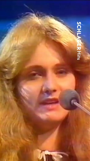 1.6M views · 32K reactions | Ein bisschen Frieden, ein bisschen Liebe! ✨️️  Die besten Evergreen Songs jetzt auf unserer Oldies Playlist hören: https://open.spotify.com/playlist/2jfLfgN8emu054E6TiDh8o | Schlager für alle | Facebook