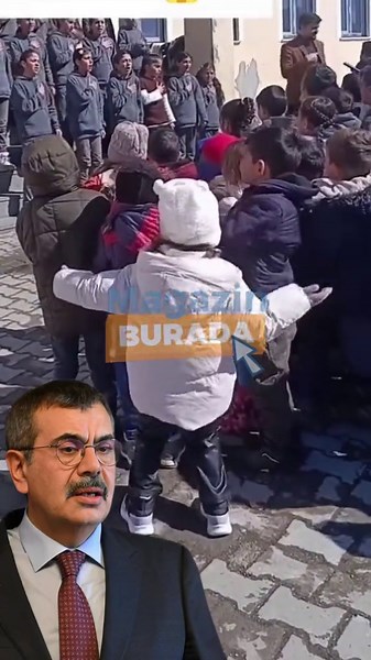 Ağrılı bir ilkokul öğrencisinin ‘Kabe’de Hacılar’ ilahisi eşliğinde yaptığı dans tüm dünyada viral haline geldi. Minik kızın dans videosunu yorumlayan Milli Eğitim Bakanı Yusuf Tekin “Biz bu çocuğa neyi dayatabiliriz?” dedi. @avyaseminkaraca #viral #viralvideo #haber