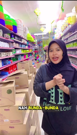 ✨PROMO PROMO PROMO✨ masih ada lagi ini Bunda Bunda untuk toples promo terbaru🤗🤗🤗 Kali ini kita ada toples set raya yang dalam satu set nya sudah berisi empat pieces toples dan satu pieces nampan✨✨✨ dengan toples yang terbuat dari bahan akrilik super tebal dengan motif simple dan glitter gold dengan kapasitas 1000 mili dan tutup yang super duper rapat✅✅✅ Dari harga normal 62.000 kita promo kan mulai dari 12 Maret sampai 20 Maret 2026 menjadi 50.000 aja untuk satu set nya🔥🔥🔥 promo ini berlak
