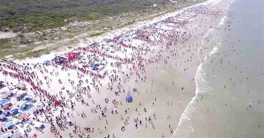 Nearly 2,000 People Get Baptized at Florida Beach | FaithPot