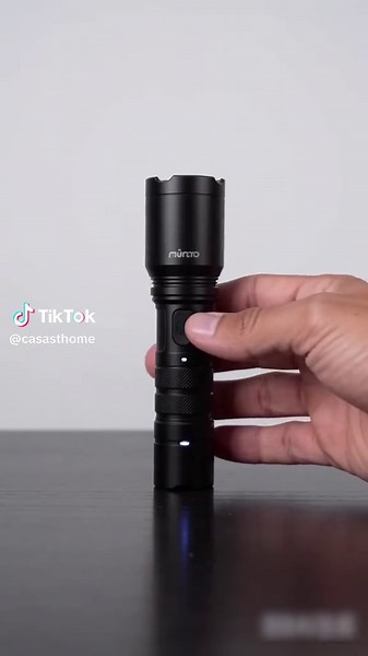 ¡Adiós a los cables! Esta luz de pared solar dividida separa el panel solar del cuerpo de la lámpara, permitiendo ajustar libremente el ángulo de captación de luz. Se carga eficientemente durante el día y se enciende automáticamente por la noche. Con 106 LEDs, ilumina patios, garajes y pasillos. El modo de sensor de movimiento se activa al detectar personas y se atenúa cuando no hay movimiento, ahorrando energía y mejorando la seguridad. Resistente al agua IP65, funciona establemente bajo la llu