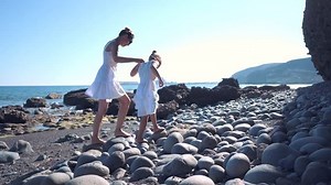 Mom Daughter Beautiful White Dresses Hold : vidéo de stock (100 % libre de droit) 1023013249 | Shutterstock