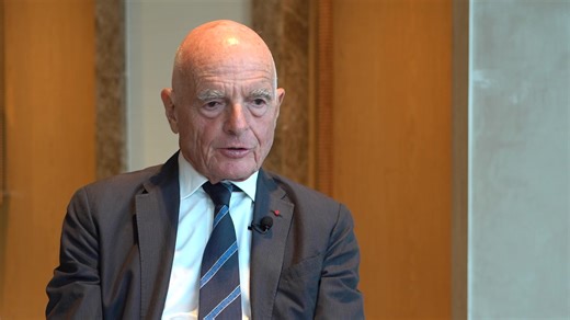 Dr. Jacques Baulieux : Soutenir la Fomation de Médecins Spécialistes au Cambodge PHNOM PENH — Depuis 1997, Dr. Jacques Baulieux contribue à la formation des médecins cambodgiens dont les rangs avaient été décimés durant le régime Khmer Rouge de 1975 à 1979. Maintenant en France, il est consul honoraire du Cambodge à Lyon dans le nord-ouest de la France. Et, comme il l’expliquait récemment durant une entrevue lors d’une visite au Cambodge, il vient régulièrement à Phnom Penh pour faire le point e