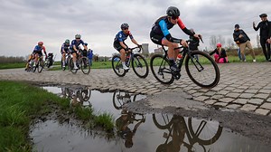 Paris-Roubaix Femmes: à un mois de la course, les cyclistes de l'équipe Cofidis en repérage sur les pavés