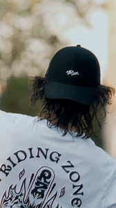 Vous l’attendiez, la nouvelle collection Riding zone est enfin disponible 🤩 ! Après plus de 6 mois de travail en collaboration avec @jeremy_schiavo nous somme heureux de vous partager cette nouvelle capsule 100% bio idéal pour ce début d’été ☀️🌊Merci à tous les riders pour ce clip 📸 | Riding Zone