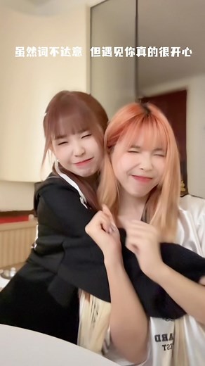 Findy Yong 小粉底 on Instagram: "是谁给好朋友偷偷准备惊喜啦💕 事情是这样的 她很喜欢的项链在旅行的时候弄不见了 然后我就偷偷去预定了新的一条打算给她个惊喜 但是寄来需要一段时间 我就骗她说在另一家店买等多一个礼拜就有现货了 不用预定 （因为我买了 我不想要她再去买🤭） 但一个礼拜过去了 他也不想等了 因为货一直没到 （因为是我联合那家店配合我的😜） 直到昨天才有机会见到面准备要给她这份惊喜 +迟来的生日礼物！ 可是在我还没给之前她就告诉我她去其他地方买了 我就在想糟糕了要怎么办 我还是来不及赶在她买之前给她这份惊喜🥹 可是礼物都到了就送了再打算吧 原本也没有要记录了 因为我觉得那场面一定会很搞笑 因为他会有两条一模一样的项链！🤣 但身边的朋友还是偷偷帮我们拍下了这个画面❤️ 我平时都不擅长表达 但看到你的反应还是很开心啦！ 四年的友情继续前进！！✨ #惊喜礼物"