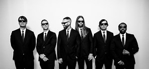 MAROON 5、8thアルバム『Love Is Like』国内盤リリース決定。2025年来日公演のライヴ録音／映像を収録。最新シングル「All Night」MV公開