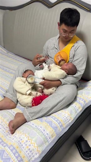 Creative Dad Hacks for Feeding Hungry Triplets 😆🍼 #Triplets #BabyShorts #DadLife