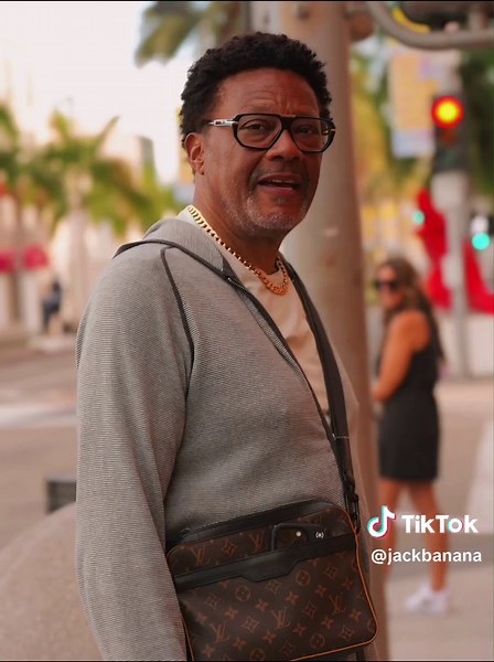 Floyd Mayweather Jr shows respect to Judge Mathis in Beverly Hills #jackbanana #portraitphotography #streetphotographer #beverlyhills