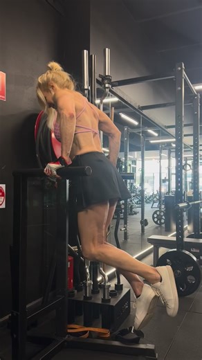 Dips don’t lie. If you can lift your own bodyweight you’re strong. Such a great exercise for chest and triceps.💗xo Thanks @0hbefit for putting me through my paces 💪 | Lesley Maxwell