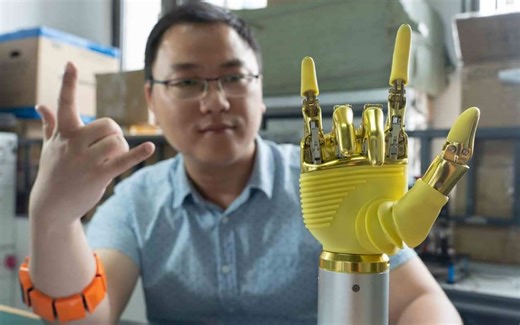 中国公司研发智能机械手，靠大脑就能控制，未来可媲美真手