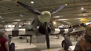 Hawker Typhoon Mk 1B, original restaurado y conservado en el Canadian Aviation Museum en Rockcliffe, Ottawa, Canada. La banda sonora del vídeo corresponde a la planta motriz real del motor de 24 cilindros refrigerado por líquido, Napier Sabre IIA, con una Potencia de 1.603 kW (2.150 HP / 2.180 CV) ¡Una gozada! Vídeo cortesía de Malcolm Auld (Canada) https://www.militaria-girona.cat/es/p/corgi-172-aviation-archive-aa36508-hawker-typhoon-mk-lb-flying-officer-rajohns-439-sqn-normandy-july-1944-en-c