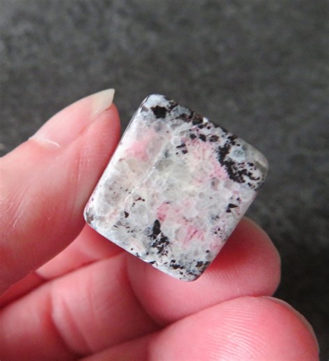 Pierre roulée ultra-rare de tugtupite fluorescente (13,4 g/20 mm) (D9) (en provenance directe du Groenland) - FRAIS DE PORT GRATUITS AU ROYAUME-UNI - Etsy France