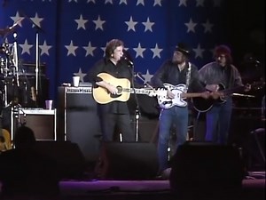 Johnny Cash & Waylon Jennings - Folsom Prison Blues (Live at Farm Aid 1985) | Top Hat Crew's "Live Music Archives"