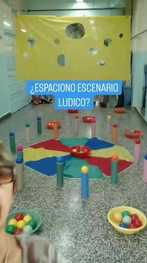 CUAL ES LA DIFERENCIA ENTRE UN ESPACIO Y UN ESCENARIO LÚDICO?🤔 . ESPACIO LÚDICO: es el diseño de un espacio con materiales que no predeterminan su uso, es decir se selecciona aquel (por ejemplo: telas) o aquellos que puedan conjugar entre sí para que l@s niñ@s sean quienes le otorguen sentido a través de la exploración, experimentación, oganización, etc. ( Por ejemplo cajas pañuelos tubos de cartón) Es un formato de JUEGO LIBRE, en la que interactuan con lo que los rodea, de manera pesonal o co